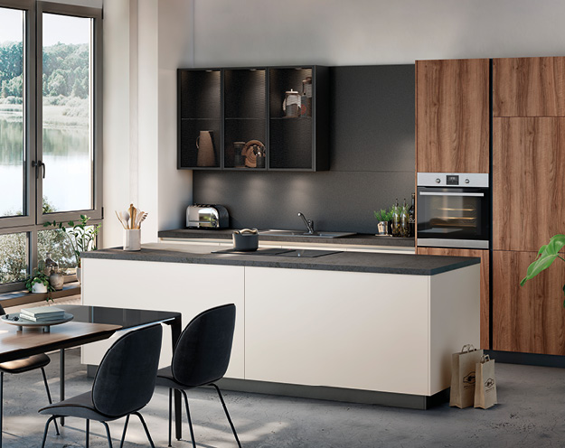 Schwarz-weiße Kücheninsel vor Küchenzeile mit Holzfront